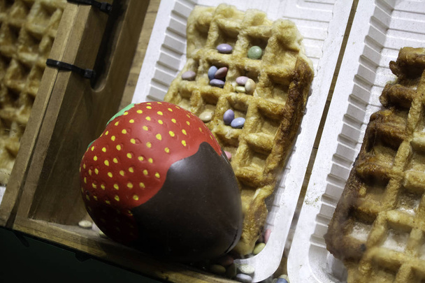 Vohveli karamellilla ja suklaalla, tyypillinen belgialainen, jälkiruoka
 - Valokuva, kuva