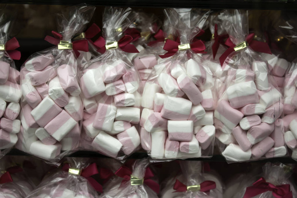 Свитки и конфеты в магазине, вкусные десерты
 - Фото, изображение