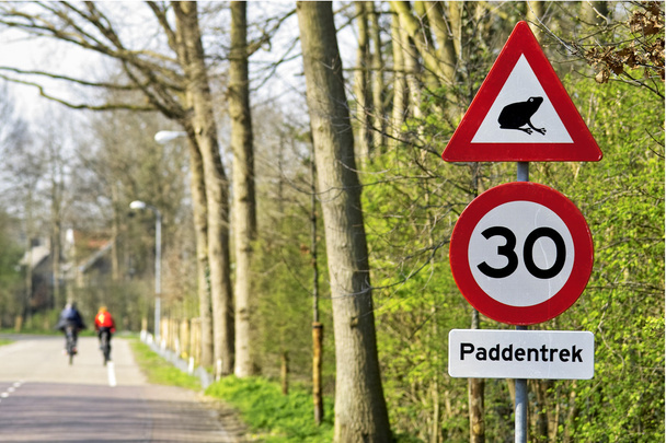 Verkehrszeichen mit Radfahrern im Hintergrund - Foto, Bild