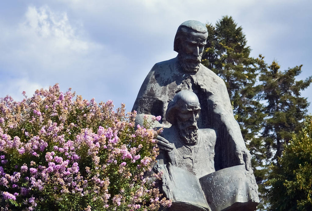 Escultura dos irmãos Cirilo e Metódio feita de pedra em Ohrid
 - Foto, Imagem