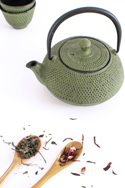 Tea ceremónia vas teáskanna csésze fából készült kanál Tea levelek szárított hibiscus fehér háttér másol hely lapos feküdt - Fotó, kép