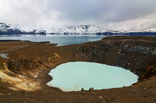 Πανοραμική άποψη της γεωθερμικής λίμνης βίδες στο κρατήρα του Άσκγια - Ισλανδία - Φωτογραφία, εικόνα