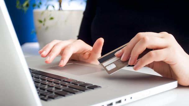 Nahaufnahme einer Geschäftsfrau, die mit Kreditkarte online bezahlt - Foto, Bild