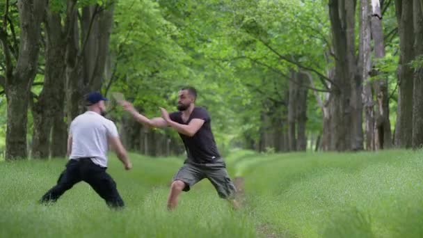 2 男性の屋外間木製ナイフの戦い - 映像、動画