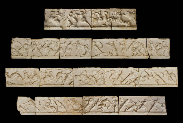 Reconstitution photographique de la frise du mausolée à Halicarnassus. Fabriqué à partir de la reproduction exposée au Mausolée, à Bodrum, en Turquie, représente des combats entre Grecs et Amazones
. - Photo, image