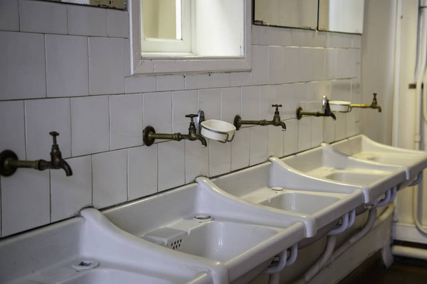Eski seramik lavabo, temizlik ve tuvalet detay - Fotoğraf, Görsel