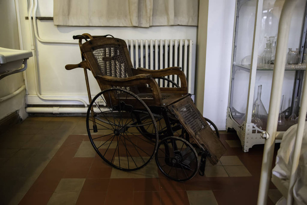 Cadeira de rodas do hospital velho, detalhe da cadeira para deficientes
 - Foto, Imagem