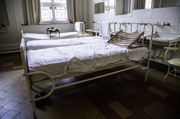 Vieux lits d'hôpital, détail de l'ancien hôpital pour les patients - Photo, image