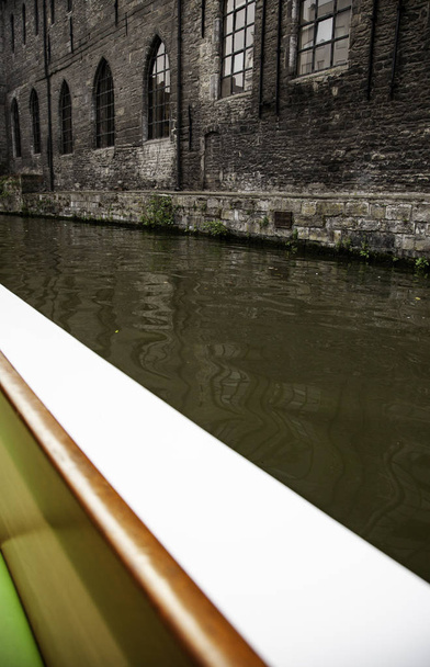 ゲント市内、詳細遊覧船、運河を通じて市内観光ボートします。 - 写真・画像