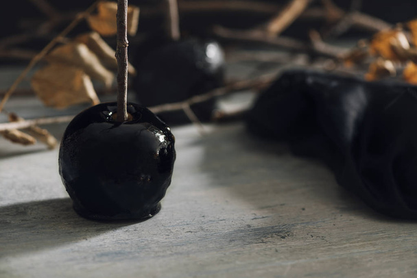schwarze Karamell-Äpfel, verzehrfertig zum Herbst-Snack zu Halloween - Foto, Bild