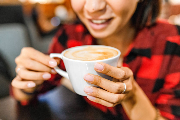 Жіночий хіпстер з чашкою кави крупним планом
 - Фото, зображення
