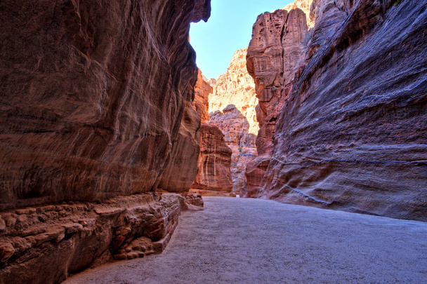 Al Siq Gorge en la antigua ciudad de Petra, Jordania
 - Foto, imagen