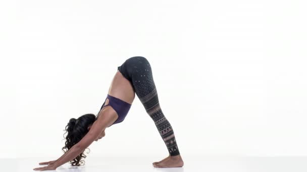 Vista lateral de la mujer joven estirando y haciendo ejercicios
 - Imágenes, Vídeo