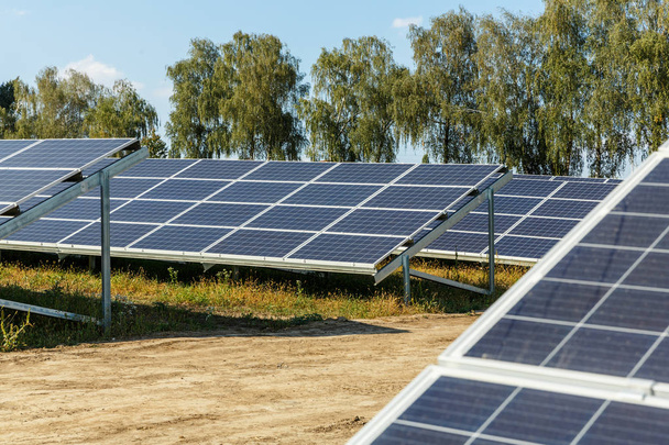 Módulos fotovoltaicos solares que utilizam energia solar renovável. Conceito de eletricidade alternativa
 - Foto, Imagem