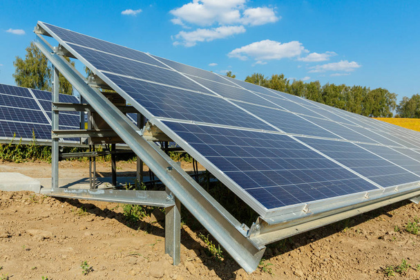 Solarmodule, die erneuerbare Sonnenenergie nutzen. Alternatives Stromkonzept - Foto, Bild