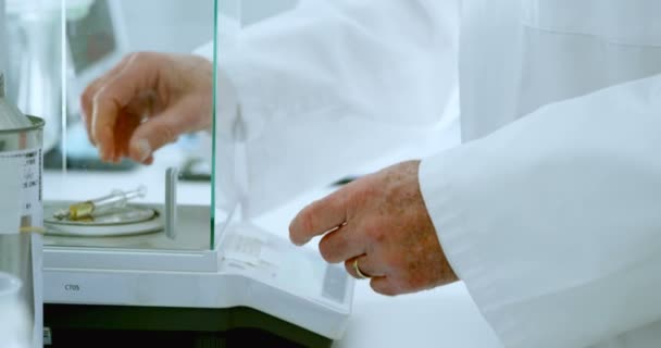 Attentive male scientist experimenting in laboratory 4k - Video