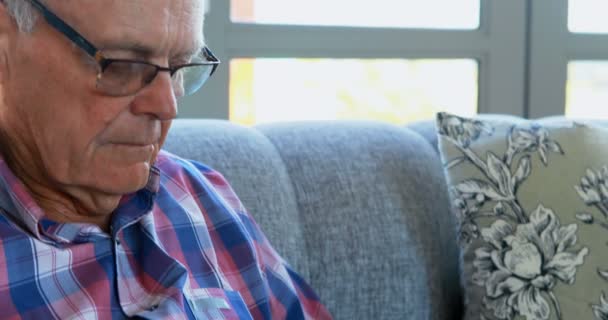 Senior man checking blood sugar on glucometer at home 4k - Záběry, video