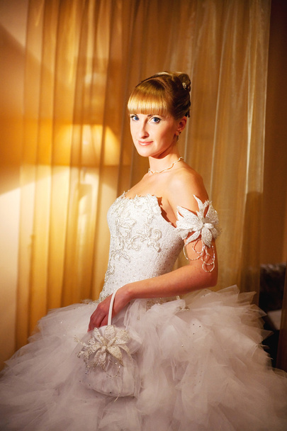 ξανθιά νύφη κατά μια κουρτίνα - Φωτογραφία, εικόνα