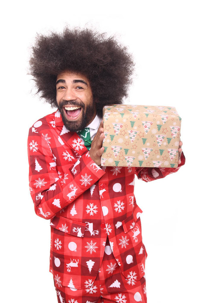 Happy black man with Christmas present - Zdjęcie, obraz