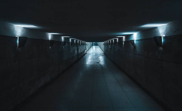 Długie i ciemne przejścia podziemnego, słabo oświetlone światłem zimne niebieskie światło, w Paryżu, Francja. - Zdjęcie, obraz