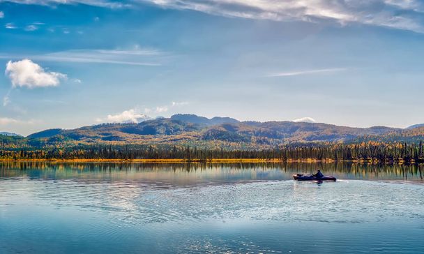 Kayak en un lago en las montañas en la península de Kenai en Alaska durante el otoño
 - Foto, imagen