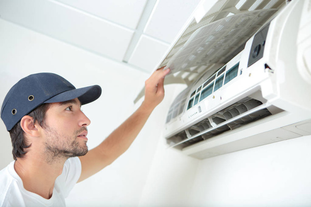 fixing and maintaining air conditioning system - Φωτογραφία, εικόνα