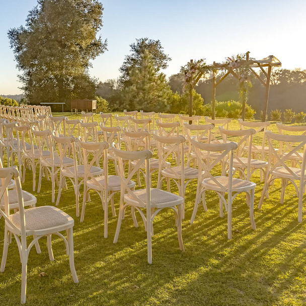 Choepa en witte stoelen op een Joodse bruiloft - Foto, afbeelding