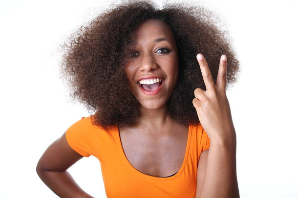 Mulher afro-americana bonita está mostrando sinal de vitória
 - Foto, Imagem
