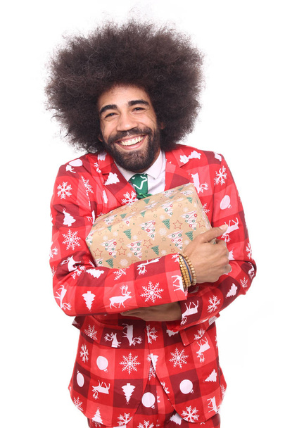 Homem negro feliz com presente de Natal
 - Foto, Imagem