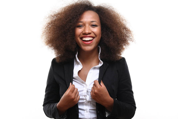 Mulher afro-americana bonita está sorrindo
 - Foto, Imagem