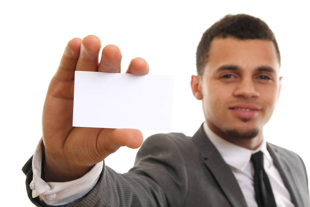Hombre de negocios negro mostrando una tarjeta blanca
 - Foto, imagen