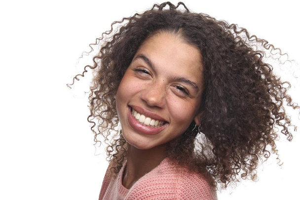 Mulher negra feliz no fundo branco
 - Foto, Imagem