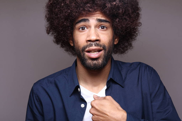 Surprised black man with big hair - Zdjęcie, obraz