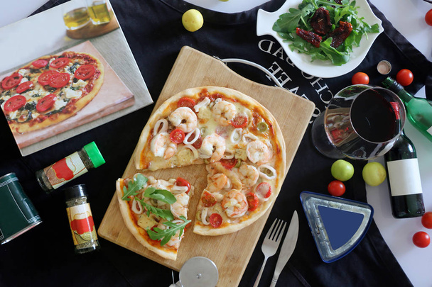 Sea food prawn pizza served with wine - Zdjęcie, obraz