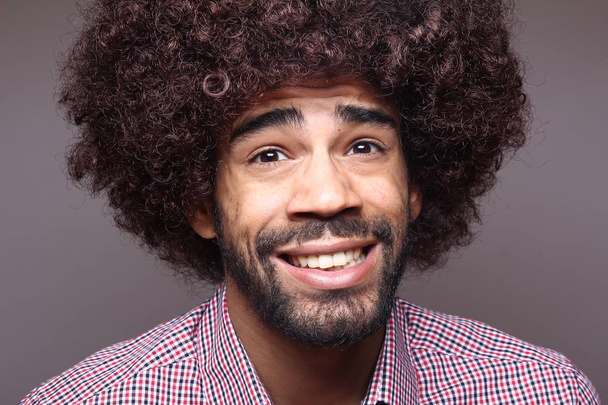 Surprised black man with big hair - Фото, изображение