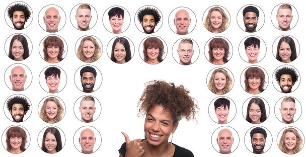 Afro-amerykańska kobieta pokazuje kciuki w górę na tle ikon z osobami twarze - Zdjęcie, obraz