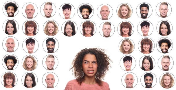 Pensando mujer afroamericana en el fondo de iconos con caras de personas
 - Foto, imagen