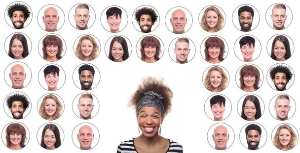 Femme afro-américaine souriante sur fond d'icônes avec des visages de personnes
 - Photo, image