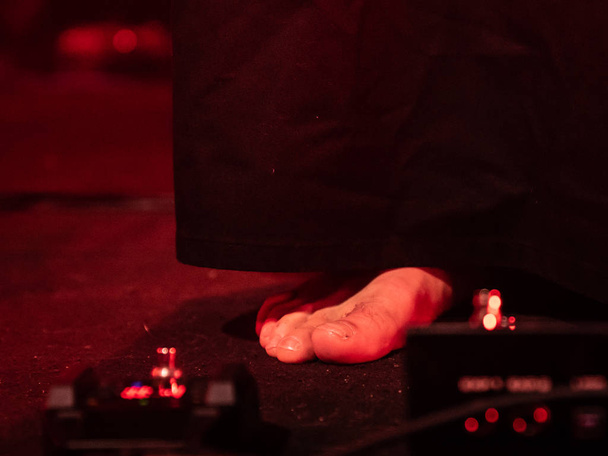 Detail eines Fußes auf der Bühne, horizontales Bild - Foto, Bild