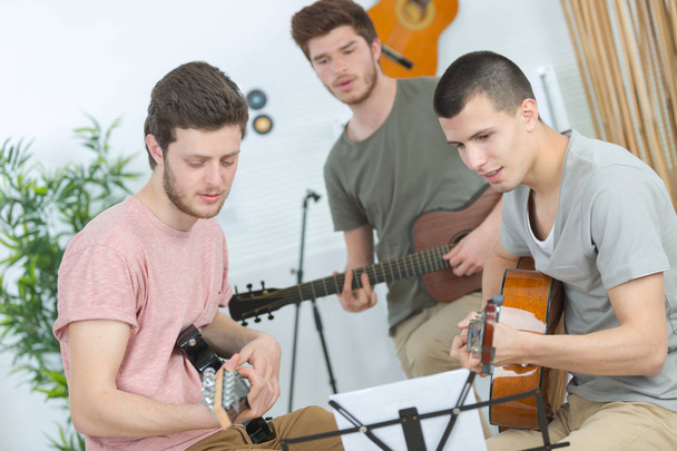 men playing guitar and band - Foto, afbeelding