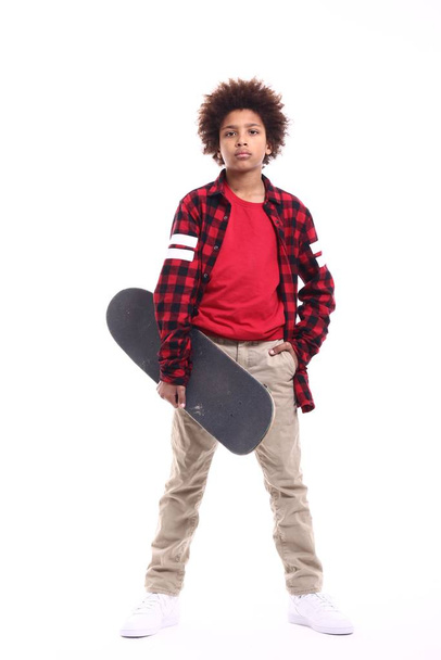 Little black boy with skateboard - Foto, Bild