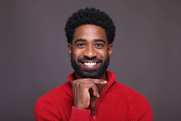 Smiling black man posing - Zdjęcie, obraz