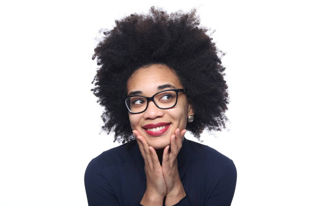 Szép afro-amerikai nő mosolyog - Fotó, kép