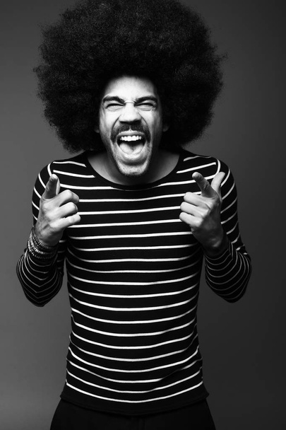 Screaming african man on black and white tone - Фото, зображення