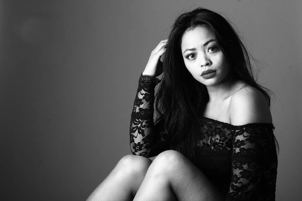 Sexual young woman on black and white tone - Foto, afbeelding