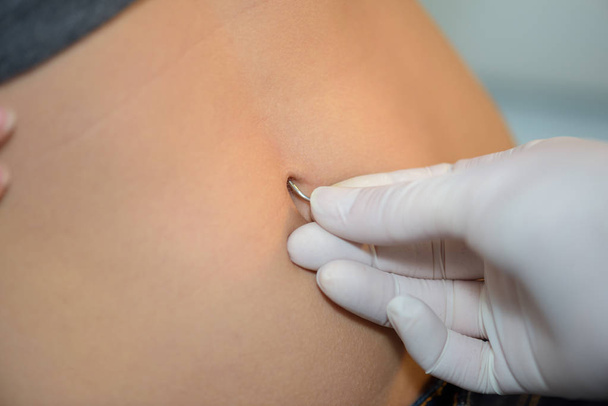 body piercing on the belly - Foto, Bild