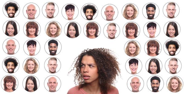 denken afroamerikanische Frau auf dem Hintergrund von Ikonen mit Menschen Gesichter - Foto, Bild