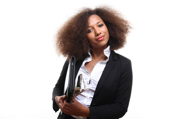 Mooie Afro-Amerikaanse zakenvrouw met werkmap - Foto, afbeelding