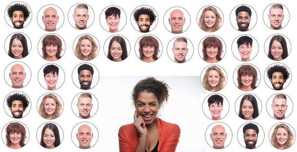 Femme afro-américaine souriante sur fond d'icônes avec des visages de personnes
 - Photo, image