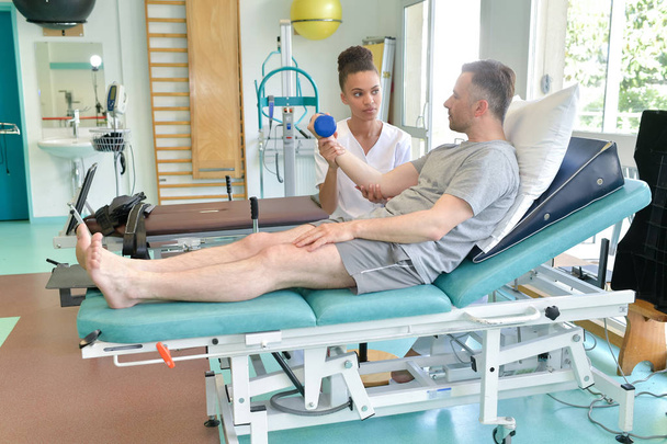 Fisioterapeuta con paciente masculino
 - Foto, imagen